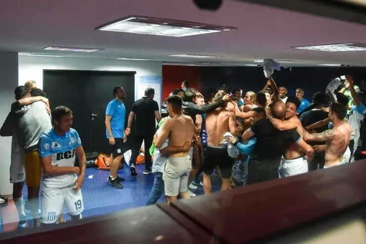 Parte de las celebraciones del camarín de Racing campeón de la Superliga 2018/19. (Foto: Getty Images).