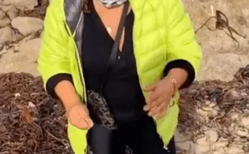 Con mascarilla, Marlen Olivari recoge ella misma el cochayuyo desde la playa