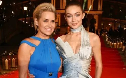 Yolanda Hadid y Gigi Hadid en un evento de moda.