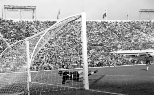 El momento histórico para la Roja. Eladio Rojas marcaba el único tanto de la definición por el tercer lugar frente a Yugoslavia en la Copa del Mundo de 1962. Este encuentro irá completo en la transmisión especial del CDF. (Foto: Getty).