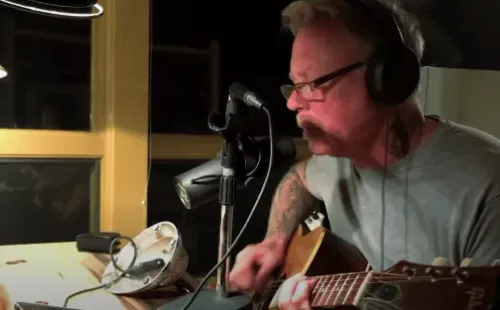 Uno de los cambios más notorios de la nueva “Blackened” es la guitarra acústica de James Hetfield.