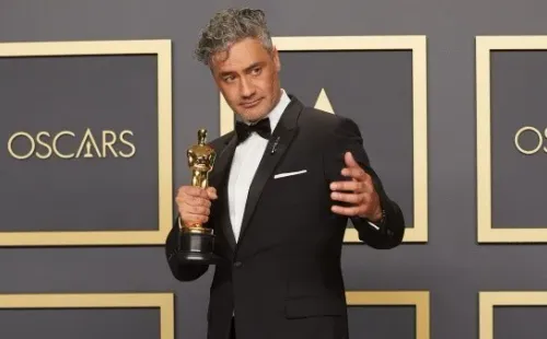 Taika Waititi celebró con Oscar en mano en febrero pasado.