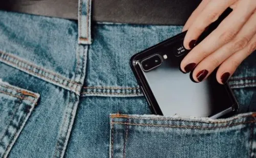 El nuevo Samsung Galaxy Z Flip cabe en cualquier bolsillo.