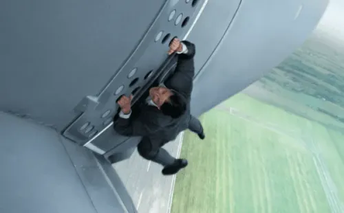 Tom Cruise colgando de un avión de carga en “Mission Impossible: Rogue Nation”.
