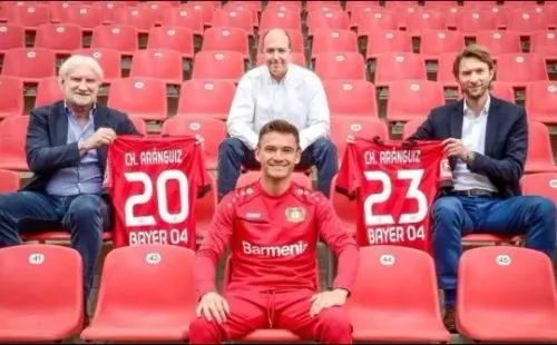 Charles Aránguiz posando tras su renovación con el Bayer Leverkusen. Foto: Twitter