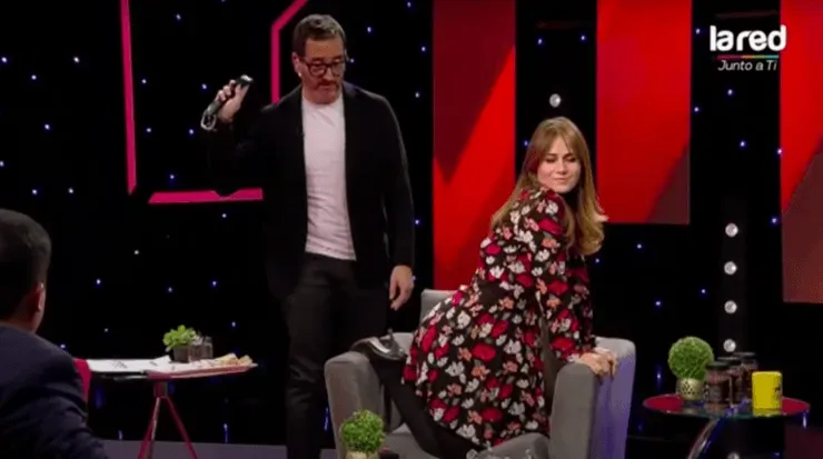 Un momento de la situación entre Amaya Forch y Eduardo Fuentes en que todos tenían risas nerviosas.