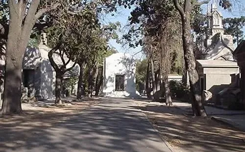EL cementerio general tendrá que cerrar su acceso a visitas desde la noche de este viernes y por todo el fin de semana. (Foto: Cementeriogeneral.cl)