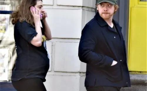 Rupert Grint y Georgia Groome en una de las pocas capturas que tienen juntos, con ella embarazada.