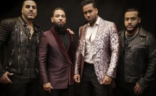Romeo Santos y sus compañeros de Aventura.