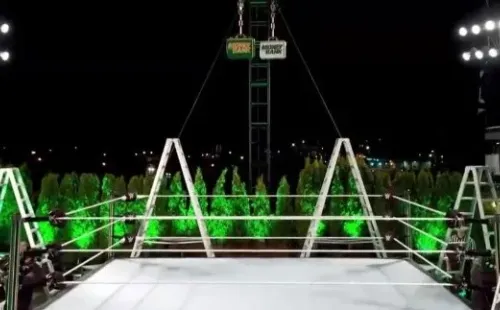 Así luce el ring con las escaleras listas para los luchadores y con el maletín esperando al ganador.