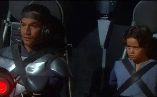 A la derecha el actor Temuera Morrison interpretando a Jango Fett, a la izquierda su clon Boba Fett, el mítico cazarrecompensas cuando niño. Morrison ahora interpretará a Boba cuando grande.