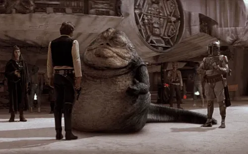 En la imagen Han Solo hablando con Jabba The Hutt y al lado, el cazarrecompensas Boba Fett en “El Imperio Contraataca V”, y que aparecerá en The Mandalorian.