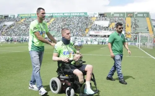 Jakson Follmann fue a entregar la Copa Sudamericana que ganaron junto al Chapecoense. Foto: Getty Images