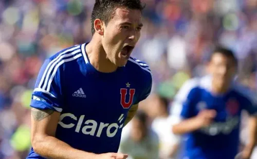 Cahrles Aránguiz militó en Cobreloa, Cobresal, fue campeón con Colo Colo, pero en Universidad de Chile estalla en Chile mostrando su versión completa: fue pilar de la Copa Sudamericana 2011, ganó tres Campeonatos Nacionales y una Copa Chile.