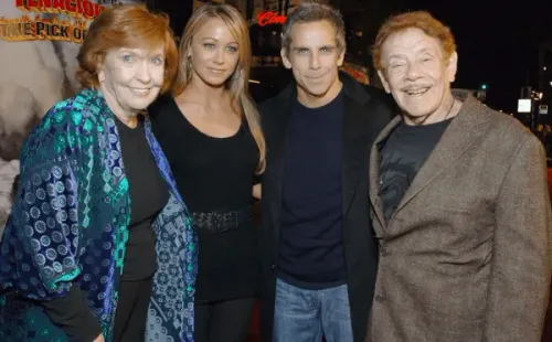 Anne Meara, Christine Taylor, Ben Stiller y Jerry Stiller en un evento de lanzamiento.