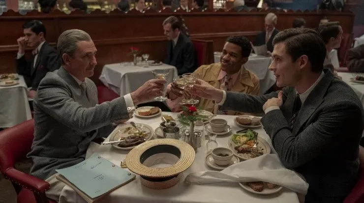 Dylan McDermott, Jeremy Pope y David Corenswet en una escena de los últimos episodios de “Hollywood”.