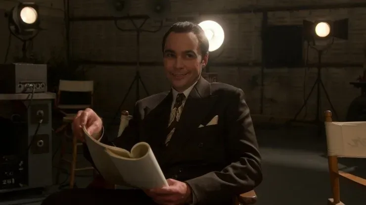 Jim Parson interpreta a un repudiable agente de actores, en “Hollywood”.