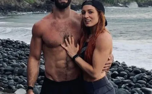 Becky Lynch y Seth Rollins anunciaron su compromiso. La boda por ahora está pospuesta por la situación mundial, pero en el intertanto tendrán un hijo o hija.