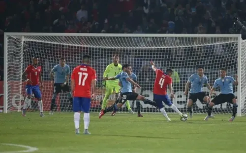 Inolvidable el golazo de Isla a Uruguay en la Copa América de 2015