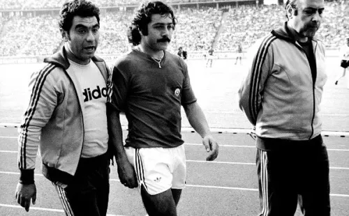 Carlos Caszely dejando la cancha tras ser el primer expulsado en la historia de los mundiales en 1974. Foto: Getty Images