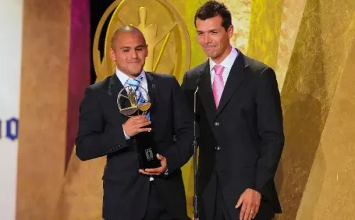 Jared Borgetti con Chupete Suazo en el Balón de Oro de México de 2011. Fueron compañeros en Monterrey en 2008.