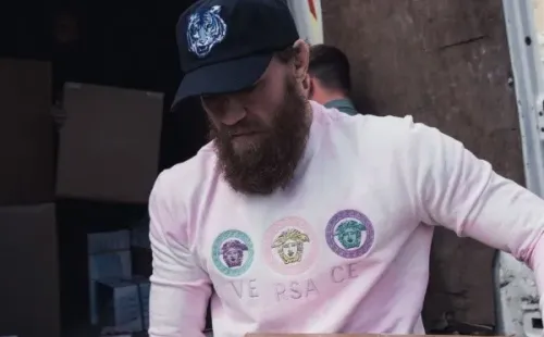Conor McGregor entregó con sus manos los insumos médicos que donó para la lucha contra el coronavirus. Foto: Twitter