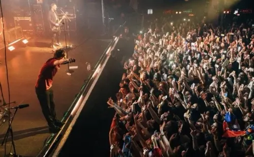 Louis Tomlinson continuará con su gira una vez que la pandemia sea controlada.