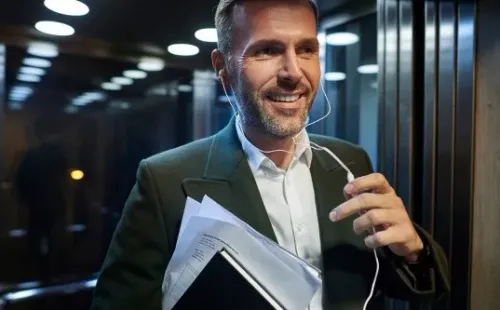 Una persona sin mascarilla puede expulsar una buena cantidad de partículas dentro de un ascensor.