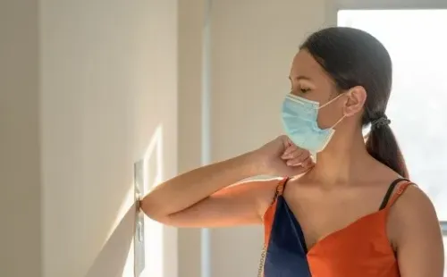 Usar un ascensor con mascarilla y lavarse las manos después son las principales recomendaciones.