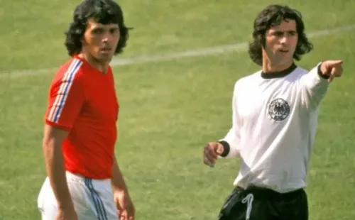 Elías Figueroa junto a Ger Müller en la Copa del Mundo de 1974