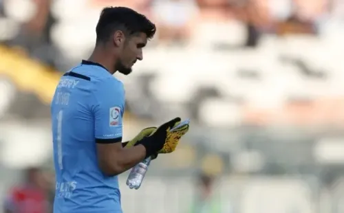 Matías Dituro contestando el teléfono que le lanzaron en el Estadio Monumental durante el duelo entre Colo Colo y Universidad Católica. Foto: Agencia Uno
