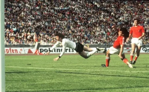 Con Figueroa en la zaga, Chile destacó en defensa a pesar no de no poder avanar de ronda en la Copa. Elías fue elegido mejor central del torneo completo junto con Beckenbauer. (Foto: Getty).