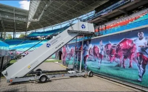 La escalera calzó perfecto para que los jugadores pudiesen entrar o salir del terreno de juego.