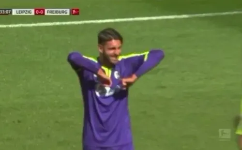 La celebración de codos en el gol de Friburgo ante RB Leipzig.