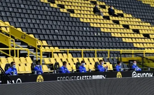 Las medidas de seguridad en los estadios en este regreso del futbol han estado marcadas por las mascarillas y el mayor distanciamiento social posible. (Foto: Getty)