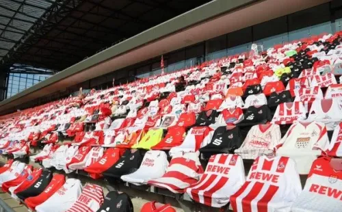 El Colonia recibió a su plantel con una galería llena de camisetas
