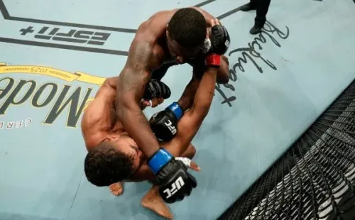 Alistair Overeem sobrevivió apenas a las manos de Walt Harris. Foto: Getty Images