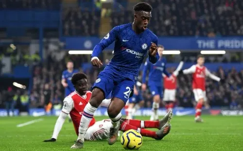 Callum Hudson-Odoi en acción por el Chelsea ante el Arsenal. Ahora le costará bastante volver con tremendo numerito que se mandó en plena pandemia.