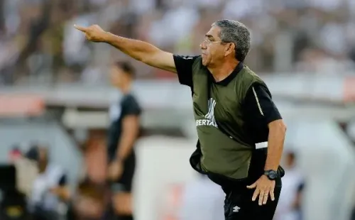 Gualberto Jara obtuvo un gran triunfo ante Athletico Paranaense al frente de Colo Colo, lo que le daba bonos para, al menos, cerrar el semestre antes de la crisis sanitaria. Ahora todo apunta a que terminará el año al mando.