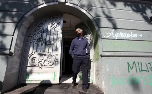 Harold Mayne-Nicholls en la mediación ante la Dirección del Trabajo. Aquel día, Esteban Paredes no quiso entrar al ver su presencia y luego le pegó duro diciendo que “se cree dueño del club”.