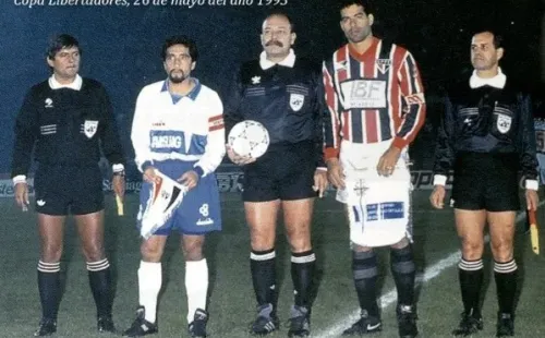 La foto protocolar entre capitales y cuerpo arbitral, en la final de Libertadores entre la UC y Sao Paulo. (FOTO: Archivo)