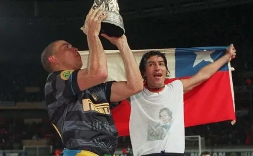 Ronaldo junto a Iván Zamorano tras la obtención de la Copa de la UEFA de 1997/98. Foto: Getty Images