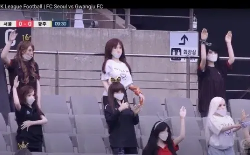 Las muñecas sexuales que se utilizaron como público en las gradas del estadio.