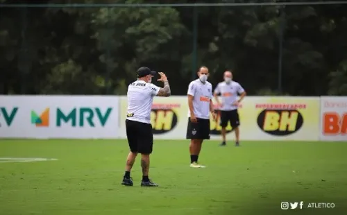 Jorge Sampaoli cuidó la distancia en su vuelta a los entrenamientos. Foto: Twitter