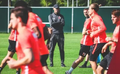 Heiko Herrlich ha vuelto a dirigir las prácticas del Augsburgo tras romper la cuarentena y perderse el regreso de la Bundesliga. Foto: Twitter