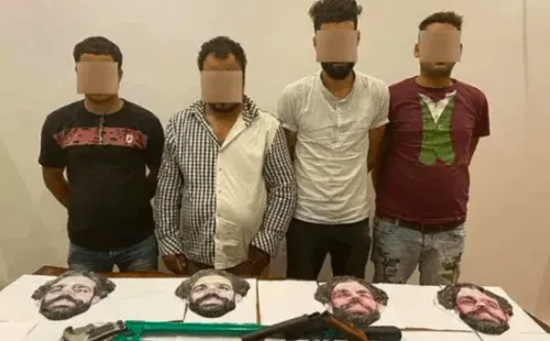 Los cuatro delincuentes fueron detenidos portando las máscaras con la cara de Mohamed Salah.