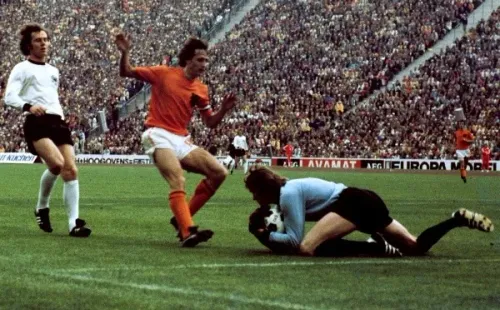 Este especial de CDF terminará con la final de Alemania 1974, en que los locales y on Franz Beckenbauer como figura, levantaron la Copa a costa de la “Naranja Mecánica” de Johan Cruyff. (Foto: Getty)