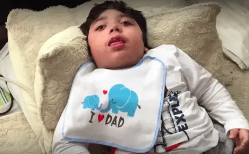 El pequeño Maximiliano Bolados, hijo de Marcos Bolados, quien decidió contar su historia en T13.