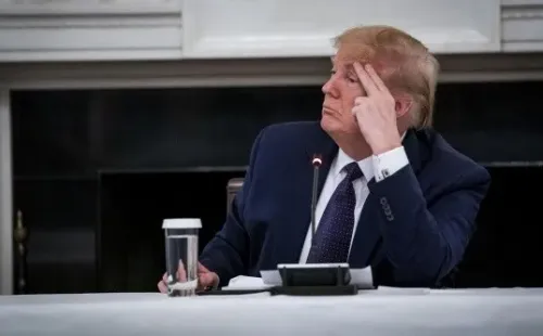 A Trump de le acusa de no tomar con seriedad la pandemia.