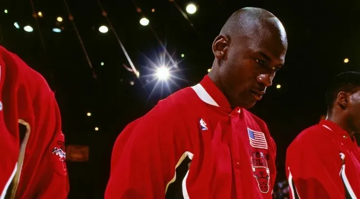 “The Last Dance” sigue a Michael Jordan y los Chicago Bulls en la temporada ’97-’98 de la NBA.